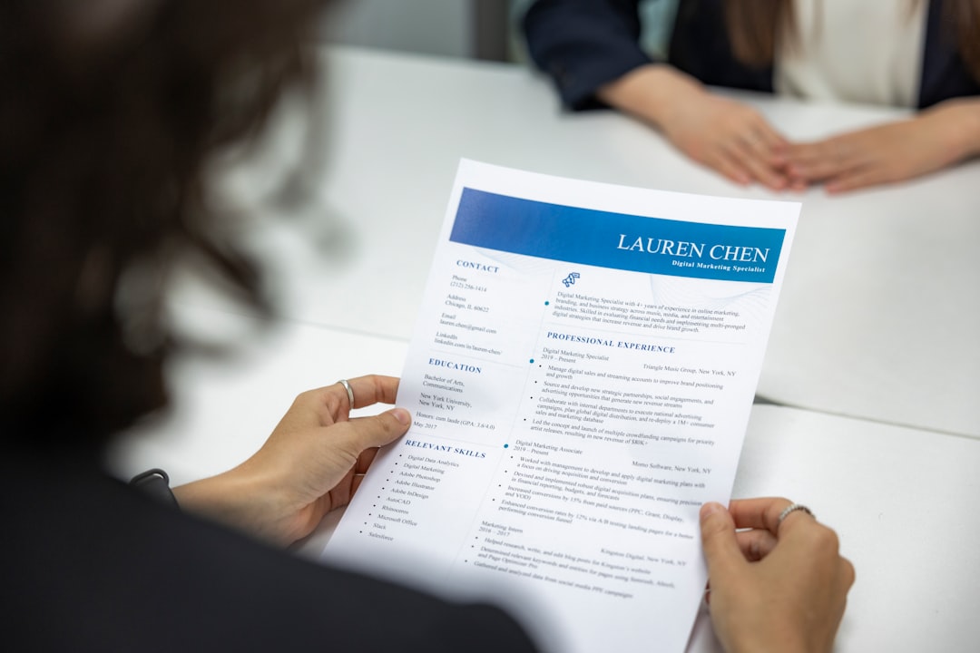 découvrez tout ce qu'il faut savoir sur les factures : définition, types, importance dans la gestion d'entreprise et conseils pratiques pour les émettre et les suivre efficacement.