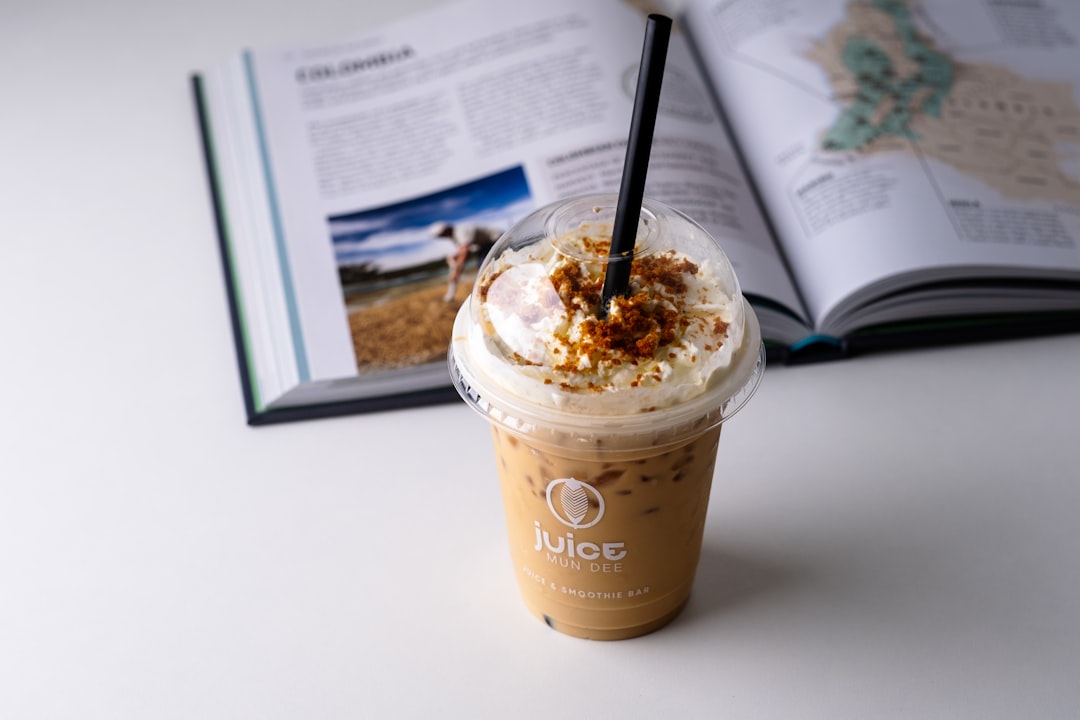 découvrez notre juice bar, votre destination idéale pour déguster des jus frais et naturels, préparés à partir de fruits et légumes de saison. offrez à votre corps une cure de vitamines et d'énergie, tout en savourant des recettes originales et délicieuses qui éveilleront vos papilles.