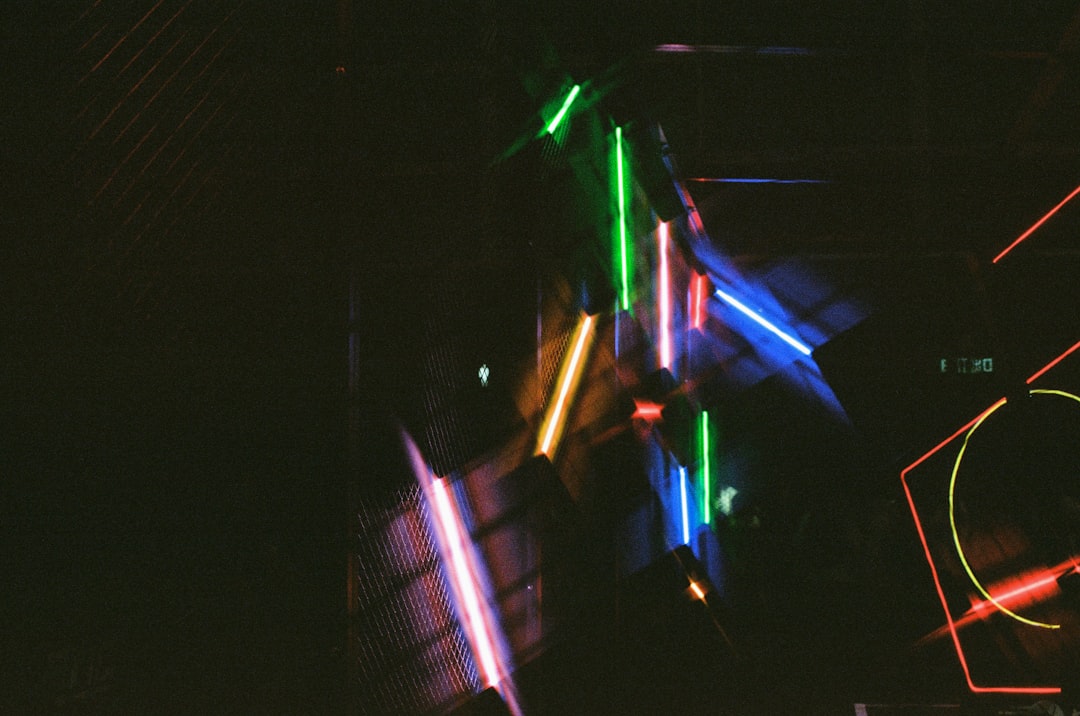 venez découvrir l'excitation du laser tag ! un jeu d'équipe captivant où stratégie et adrénaline se rencontrent. que vous soyez novice ou expert, vivez une expérience inoubliable en simulant des batailles réalistes dans des décors immersifs. réunissez vos amis, formez votre équipe et affrontez-vous pour la victoire !