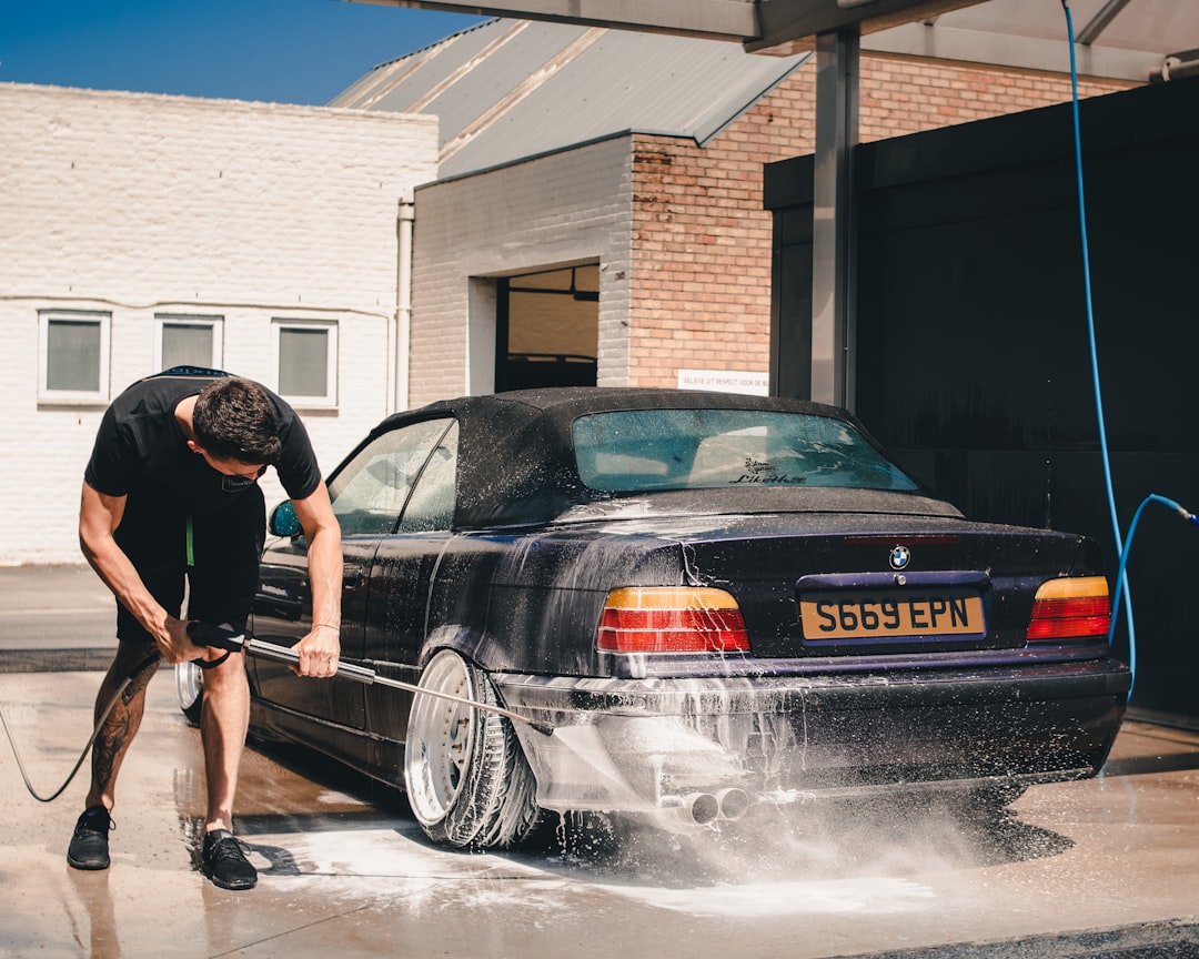 découvrez notre service de lavage automobile mobile, qui vous permet de garder votre voiture impeccable sans avoir à vous déplacer. profitez d'une prestation de qualité, effectuée par des professionnels, directement à votre domicile ou sur votre lieu de travail. simplifiez-vous la vie tout en prenant soin de votre véhicule !