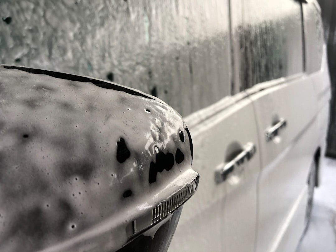 découvrez notre service de lavage de voiture mobile, offrant un nettoyage professionnel et écologique directement à votre porte. obtenez une brillance éclatante sans effort, tout en préservant l'environnement grâce à nos produits bio. réservez dès maintenant pour une voiture impeccable!
