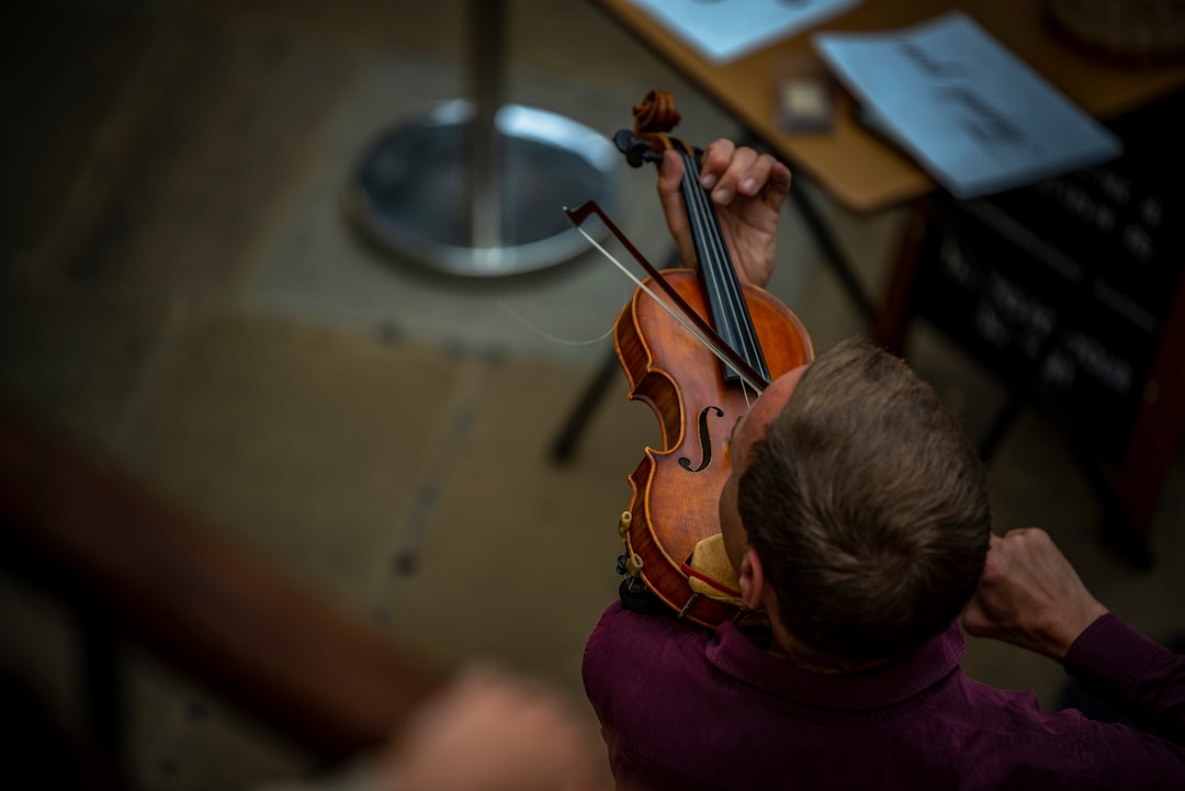 découvrez nos cours de musique avec un professeur passionné et expérimenté. apprenez à jouer d'un instrument, à chanter ou à composer, quel que soit votre niveau. inscrivez-vous dès aujourd'hui et éveillez votre talent musical !
