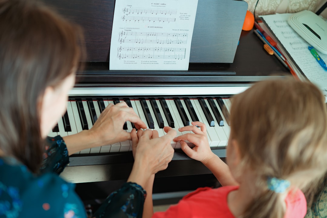 découvrez l'univers inspirant d'un professeur de musique passionné, prêt à initier élèves et amateurs à l'art de la musique, tout en développant leur talent et leur créativité à travers des cours adaptés à tous les niveaux.