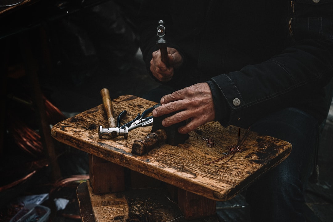 découvrez le métier de technicienne en ongles : une expertise dédiée à la beauté des mains et des ongles. apprenez les techniques de manucure, de pose de vernis et d'extensions pour sublimer vos ongles et offrir un service de qualité à vos clients.