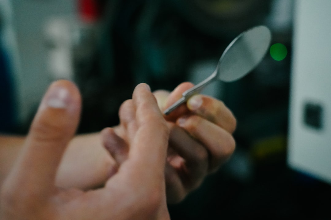 découvrez l'art de la manucure avec notre technicienne ongulaire professionnelle. offrez à vos ongles une transformation éblouissante grâce à des soins personnalisés et des techniques de pointe. réservez votre rendez-vous dès aujourd'hui et révélez la beauté de vos mains !