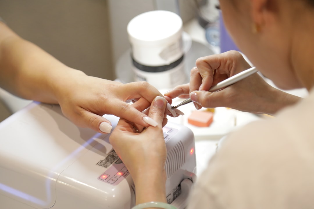 découvrez les services d'un technicien en ongles professionnel, spécialisé dans la manucure, la pédicure et les dernières tendances en matière de décorations d'ongles. offrez-vous des soins de qualité pour des ongles parfaits et stylés.