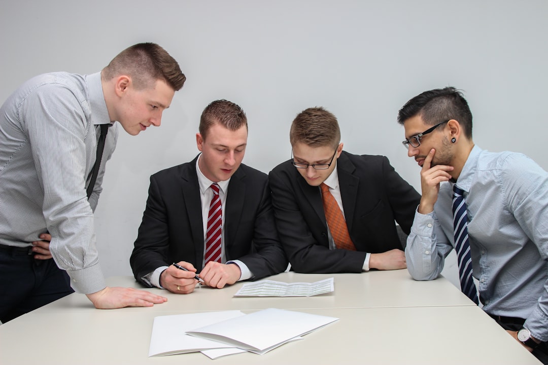 découvrez les secrets d'une négociation réussie : techniques, stratégies et conseils pour optimiser vos échanges et atteindre vos objectifs avec efficacité.