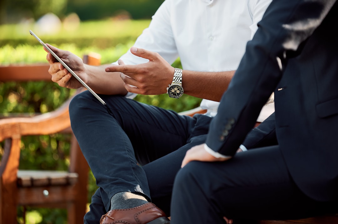 découvrez les stratégies efficaces pour mener à bien vos négociations. apprenez à maîtriser l'art de la persuasion, à améliorer vos compétences en communication et à atteindre des accords bénéfiques pour toutes les parties impliquées.