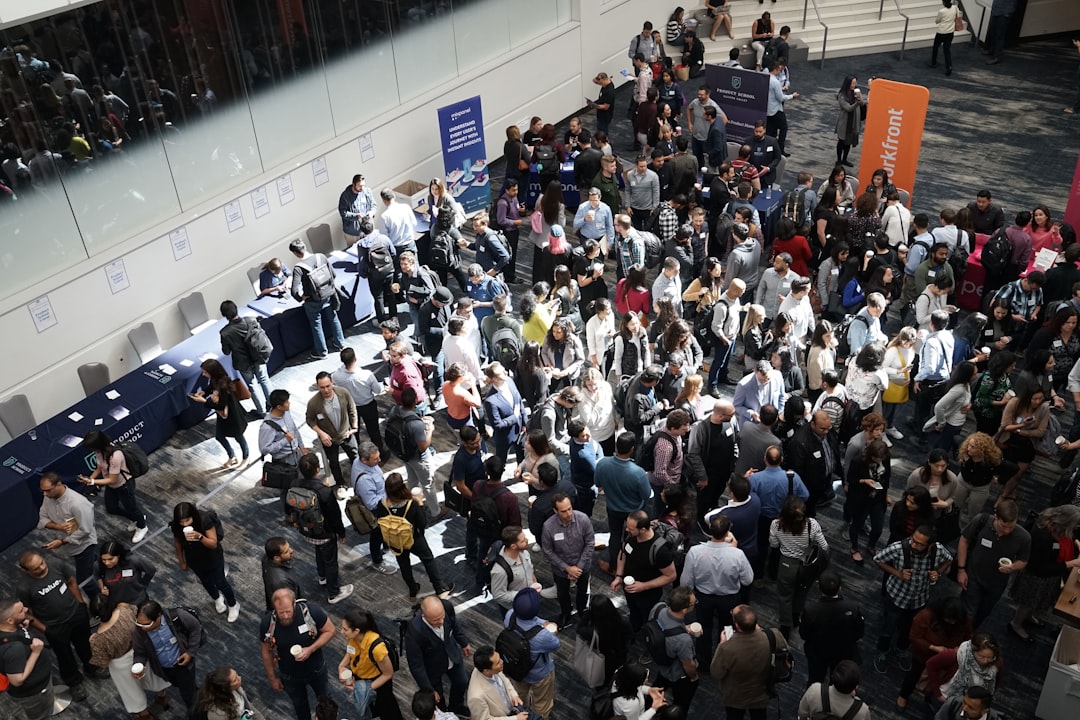 découvrez l'art du networking : établissez des connexions professionnelles, développez votre réseau et boostez votre carrière grâce à des stratégies efficaces et des conseils pratiques.