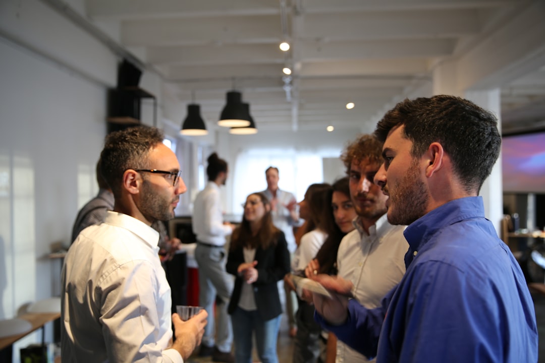 découvrez l'art du networking : apprenez à établir des connexions professionnelles durables, à développer votre réseau et à maximiser vos opportunités de carrière grâce à des stratégies efficaces et des conseils pratiques.