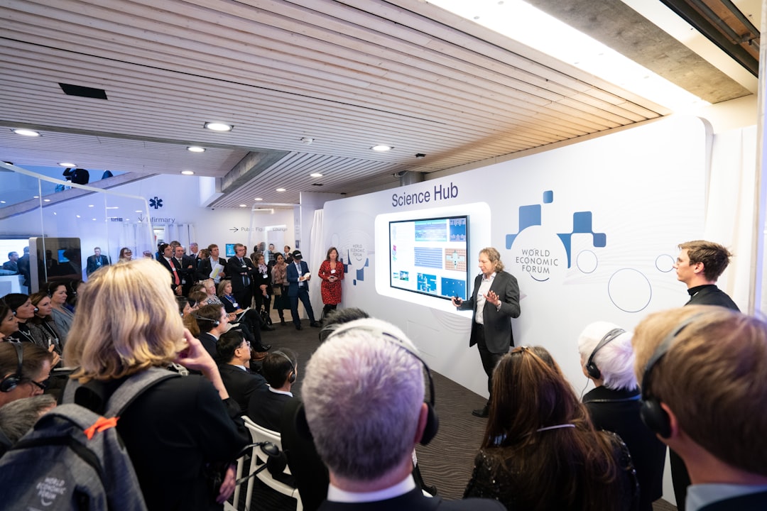 découvrez l'art du networking : stratégies, conseils et techniques pour développer votre réseau professionnel, établir des relations fructueuses et booster votre carrière.