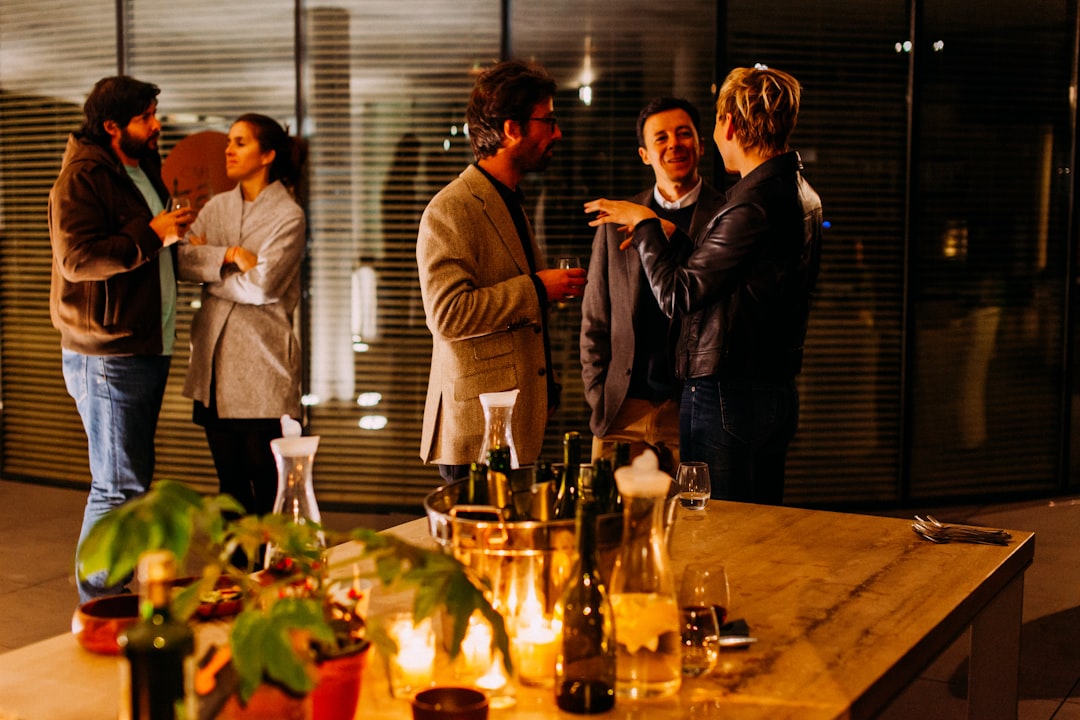 découvrez l'univers du networking : apprenez à établir des connexions professionnelles, à développer votre réseau et à maximiser vos opportunités de carrière. explorez des conseils pratiques et des stratégies efficaces pour rencontrer des personnes influentes et réussir dans votre domaine.