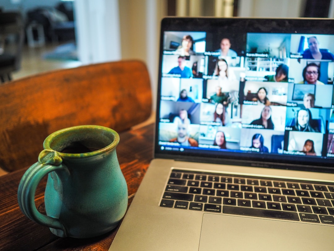 découvrez l'art du networking et développez votre réseau professionnel. apprenez des stratégies efficaces pour créer des connexions authentiques, partager des opportunités et booster votre carrière grâce à des relations enrichissantes.