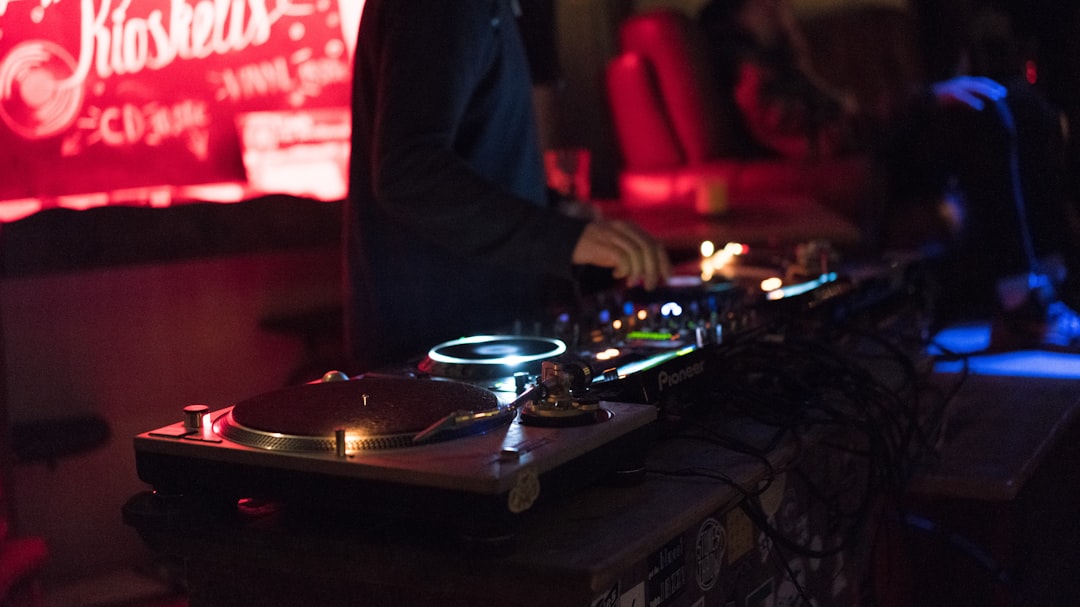 découvrez l'ambiance envoûtante de notre nightclub, où la musique vibrante et les lumières éclatantes créent une expérience nocturne inoubliable. rejoignez-nous pour danser, socialiser et profiter des meilleures soirées de la ville!
