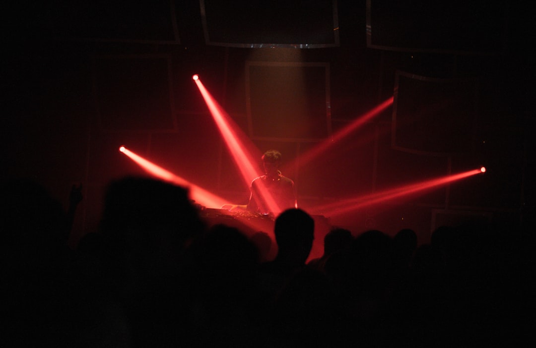découvrez l'ambiance envoûtante de notre nightclub, où rythmes enivrants et lumières scintillantes se mêlent pour une nuit inoubliable. rejoignez-nous pour des soirées mémorables avec les meilleurs djs, des cocktails exquis et une atmosphère festive qui vous plonge dans l'énergie de la nuit.