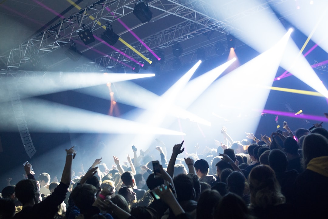 découvrez l'univers vibrant de notre nightclub : une expérience nocturne inoubliable avec des dj de renom, une ambiance électrisante et des soirées thématiques qui vous feront danser jusqu'au petit matin. rejoignez-nous pour des moments de fête et de convivialité !