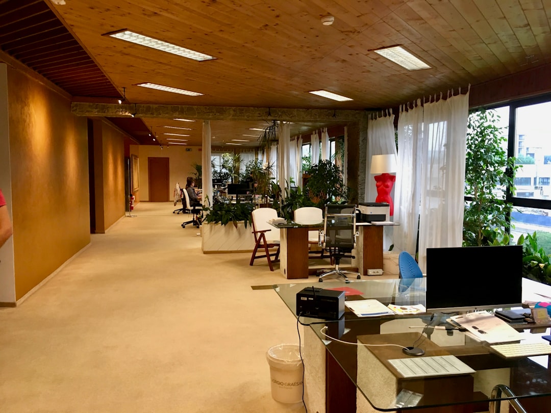 découvrez des solutions de location de bureaux adaptées à vos besoins professionnels. que ce soit pour une journée ou sur le long terme, trouvez l'espace idéal pour votre activité et bénéficiez d'une ambiance de travail stimulante.