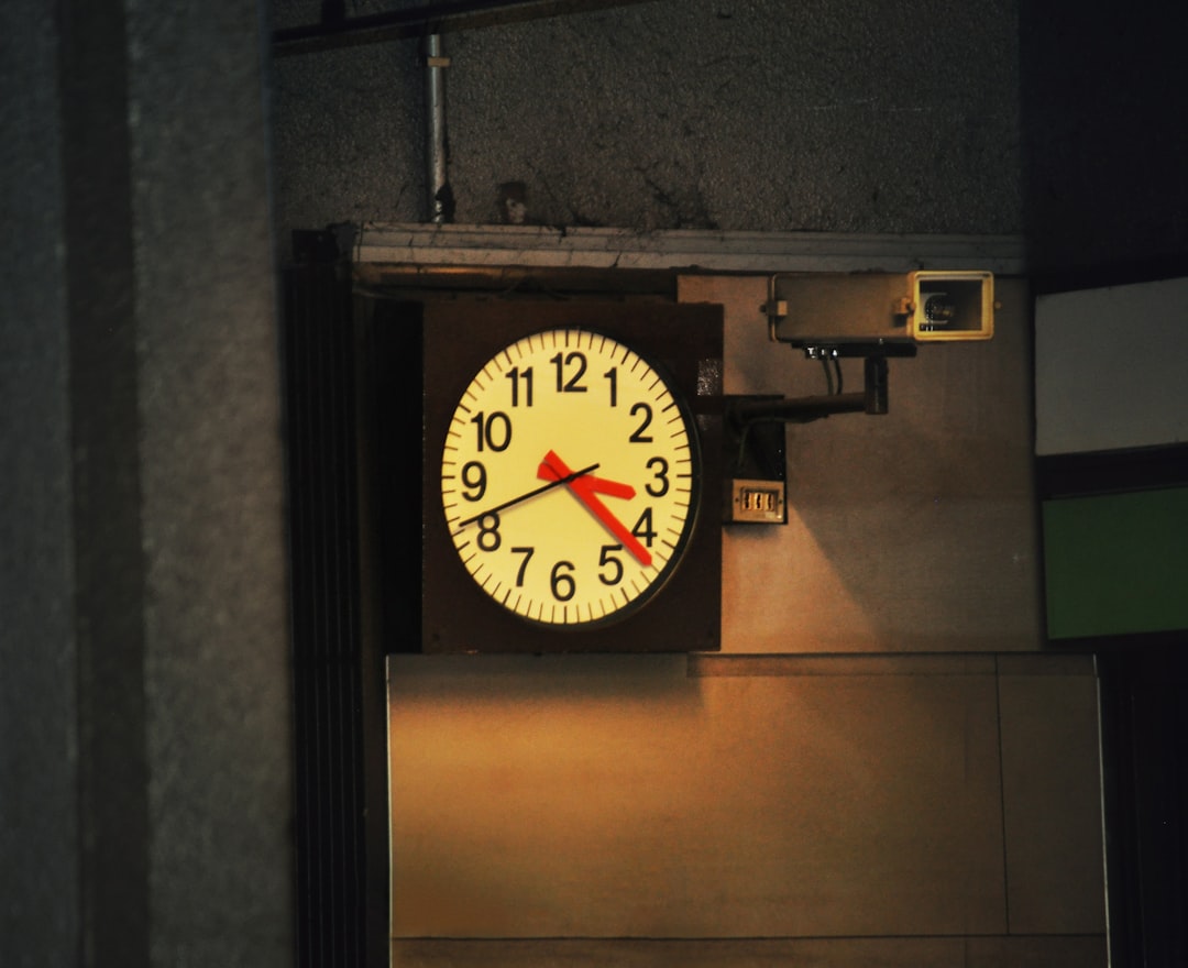 découvrez tout ce que vous devez savoir sur la réglementation des heures d'ouverture : horaires légaux, exceptions spécifiques et meilleures pratiques pour une conformité optimale.