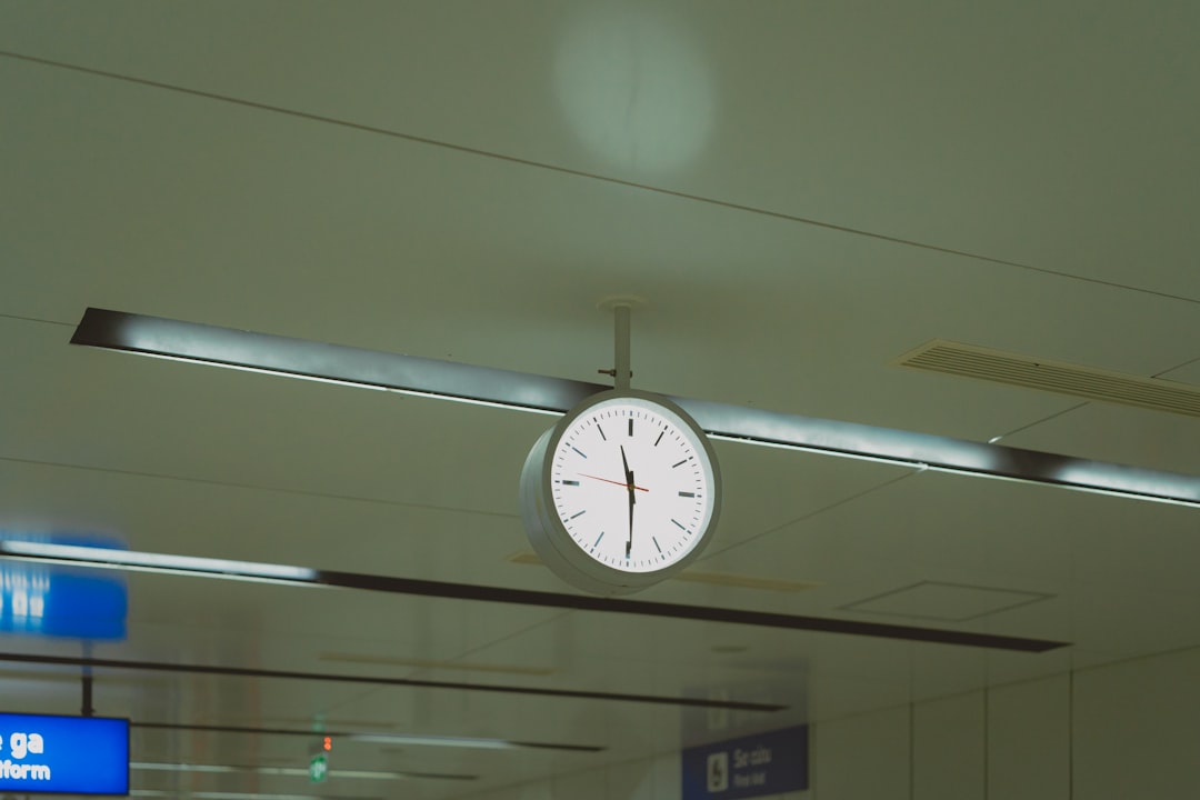 découvrez les régulations sur les horaires d'ouverture : apprenez tout sur les règles et obligations à respecter pour les entreprises, commerces et établissements afin d'assurer un service optimal tout en respectant la législation en vigueur.