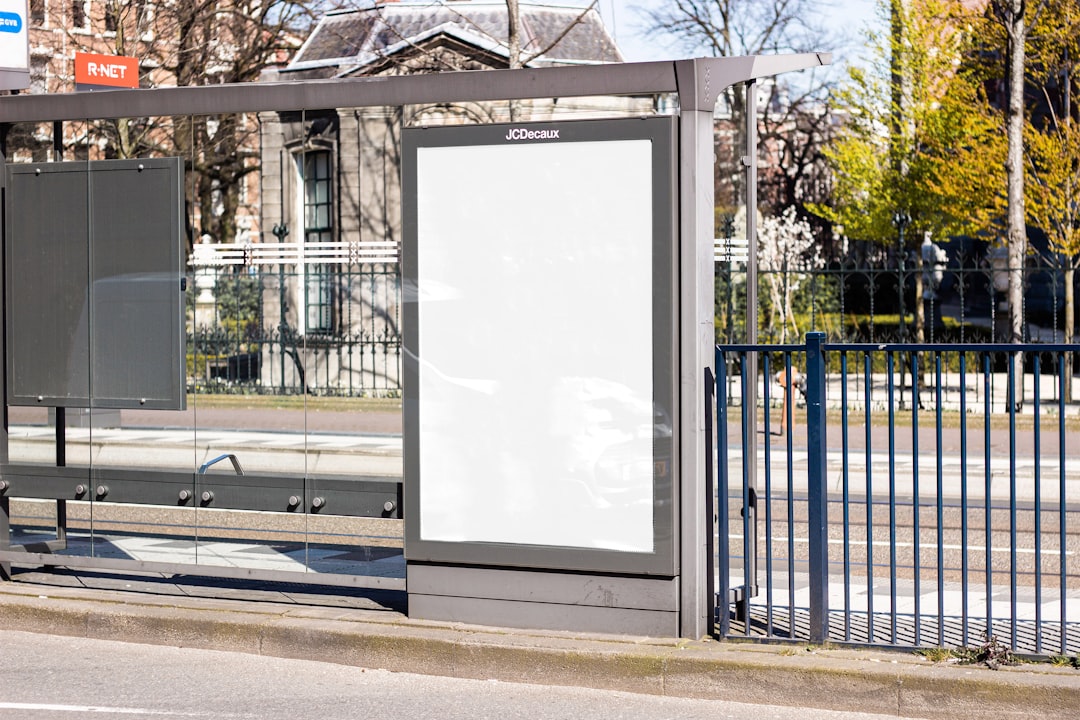 découvrez l'efficacité de la publicité extérieure pour promouvoir votre marque. attirez l'attention des passants grâce à des supports innovants et percutants. augmentez votre visibilité et connectez-vous avec votre audience là où elle se trouve.