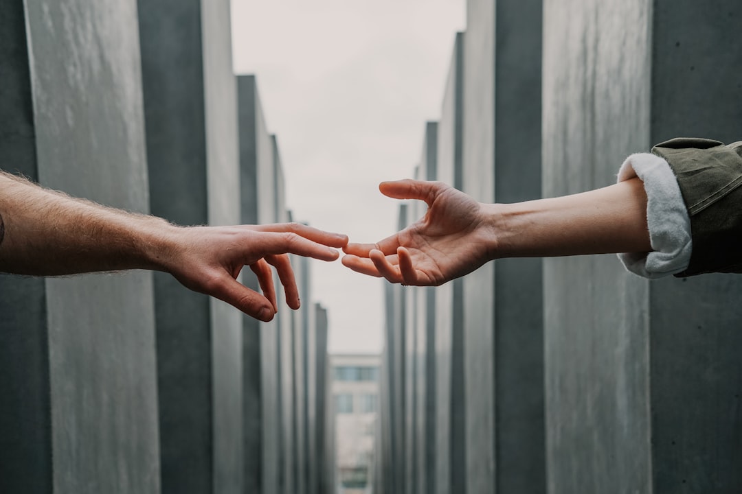 découvrez l'importance des partenariats dans le développement des entreprises. apprenez comment établir des collaborations fructueuses pour stimuler la croissance, partager des ressources et atteindre des objectifs communs.