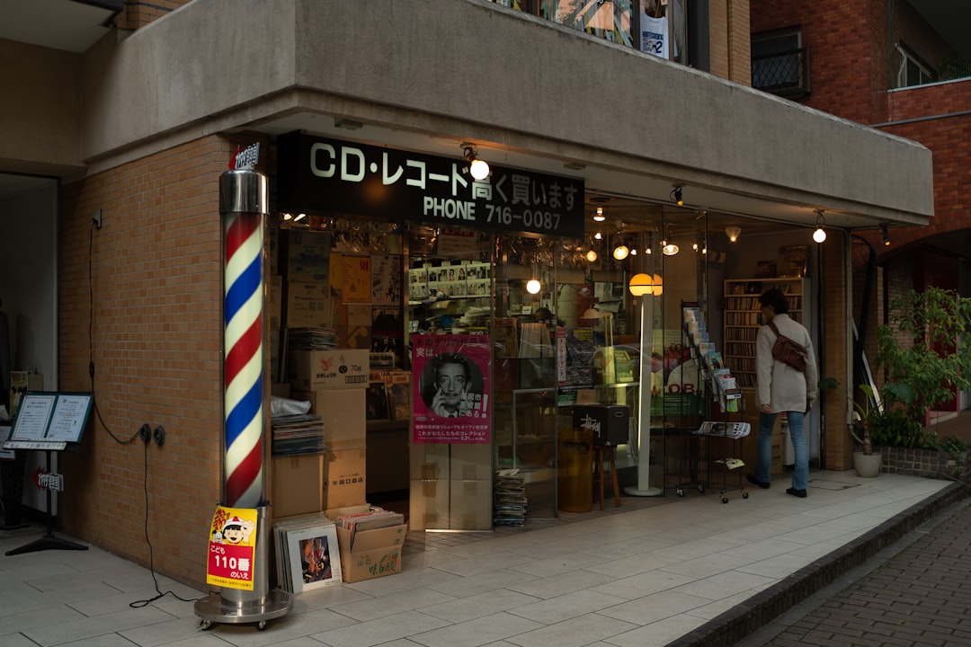 découvrez notre pop-up shop unique, un espace éphémère où vous retrouverez des créations exclusives, des ateliers interactifs et des rencontres avec des artisans passionnés. ne manquez pas cette expérience shopping immersive et originale qui célèbre l'innovation et la créativité !