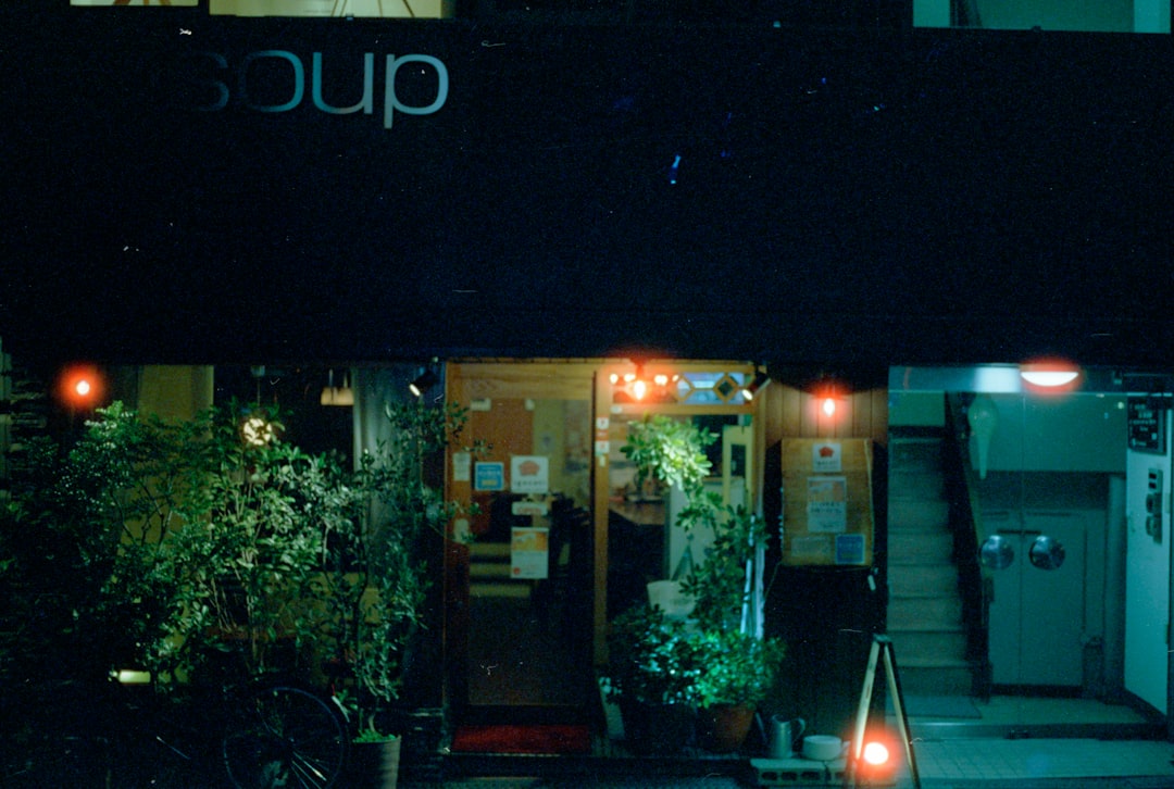 découvrez l'univers du pop-up shop : des boutiques éphémères innovantes qui offrent une expérience de shopping unique. plongez dans des concepts exclusifs, des produits tendance et des événements captivants. ne manquez pas cette opportunité de dénicher des trésors dans un cadre surprenant !
