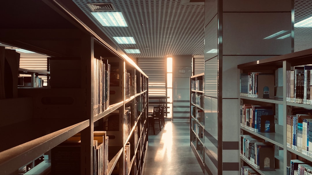 découvrez notre bibliothèque privée exclusive, un havre de paix pour les passionnés de lecture. plongez dans une collection unique de livres rares et contemporains, et profitez d'un espace calme dédié à la découverte littéraire.
