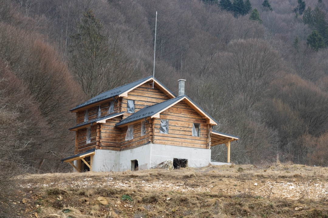 découvrez le rôle essentiel d'un évaluateur de propriété, expert dans l'estimation de la valeur des biens immobiliers. apprenez comment ces professionnels contribuent à des transactions réussies et garantissent une évaluation précise pour les acheteurs et les vendeurs.