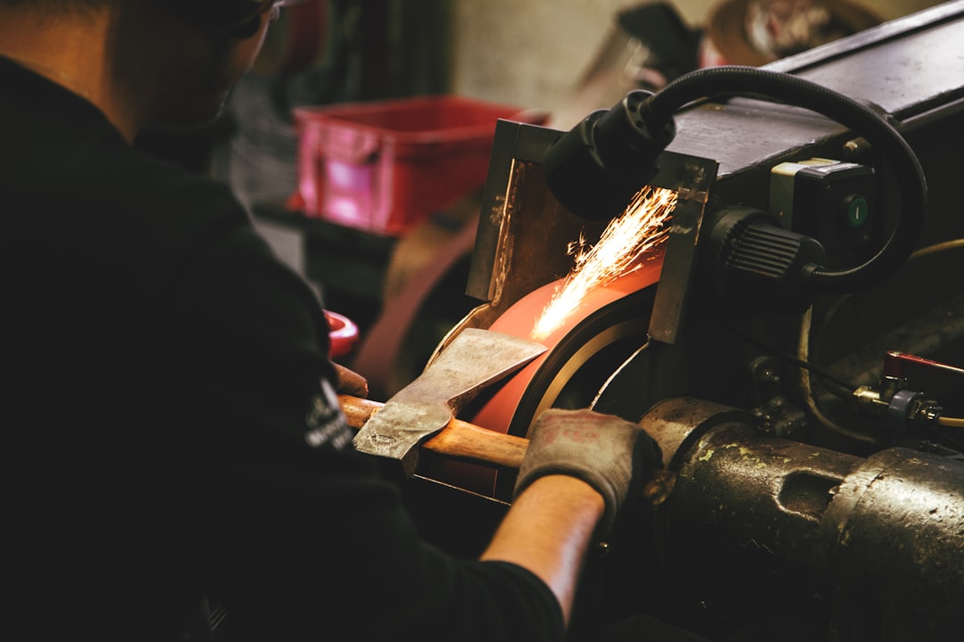 découvrez l'univers des métiers d'art réglementés, où la tradition rencontre l'innovation. explorez les défis et les opportunités de ce secteur créatif protégé, et apprenez comment ces artisans passionnés allient savoir-faire et normes pour préserver l'authenticité de leurs créations.