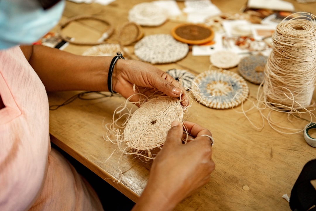 découvrez l'univers des métiers réglementés, où la créativité rencontre les normes professionnelles. apprenez tout sur les exigences, les formations et les opportunités offertes par les arts et métiers sous régulation. explorez comment ces disciplines garantissent qualité et savoir-faire, tout en préservant la tradition artisanale.