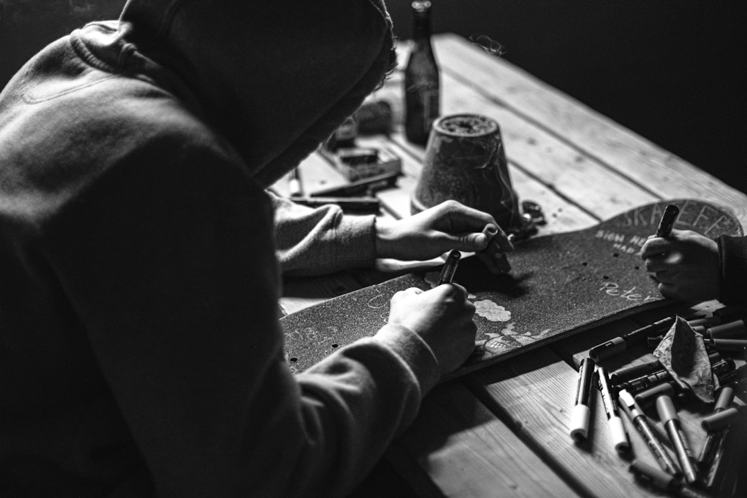 découvrez l'univers des métiers d'art réglementés : des artisans passionnés, des créations uniques et un savoir-faire protégé. explorez les normes et les labels qui garantissent la qualité et l'authenticité des produits faits main.