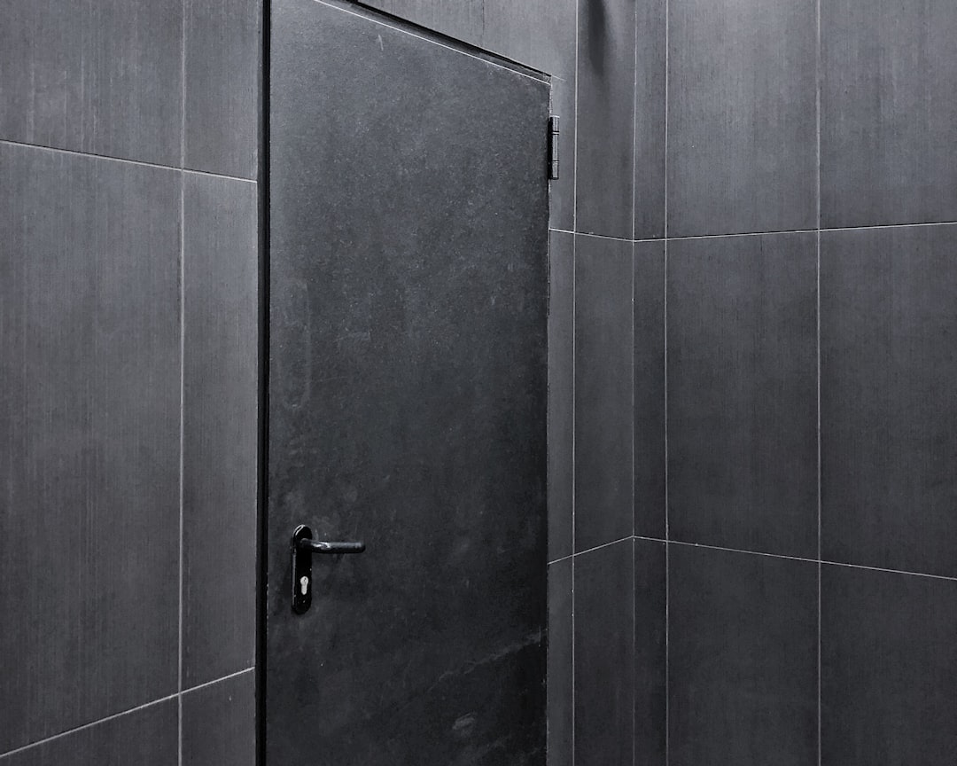 découvrez tout ce qu'il faut savoir sur la législation relative aux toilettes, incluant les droits des usagers, les normes d'accessibilité et les enjeux sociaux. informez-vous sur les récents développements législatifs et leur impact sur votre quotidien.
