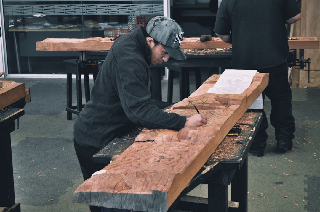 découvrez les services de notre couvreur-charpentier, alliant expertise en toiture et en charpente pour tous vos projets de construction et rénovation. offrez à votre maison une protection durable et un style unique grâce à notre savoir-faire.