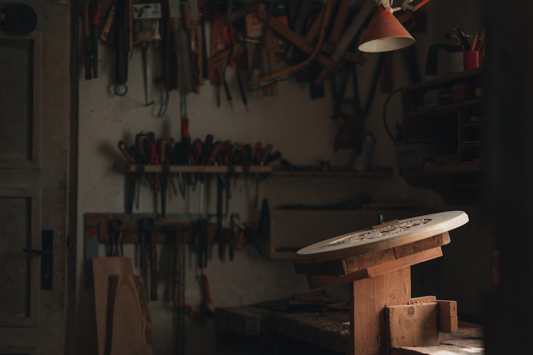 découvrez notre service de couvreur-charpentier, expert en toiture et en structure en bois. offrant des solutions de rénovation et de construction de qualité, nous nous engageons à délivrer un travail soigné et durable pour tous vos projets de toiture.