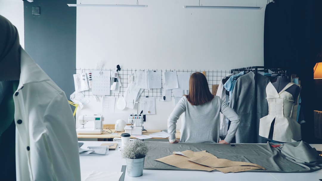 découvrez le monde de l'auto-entrepreneuriat : avantages, défis et conseils pour réussir votre activité indépendante. apprenez à gérer votre temps, vos finances et à développer votre clientèle.