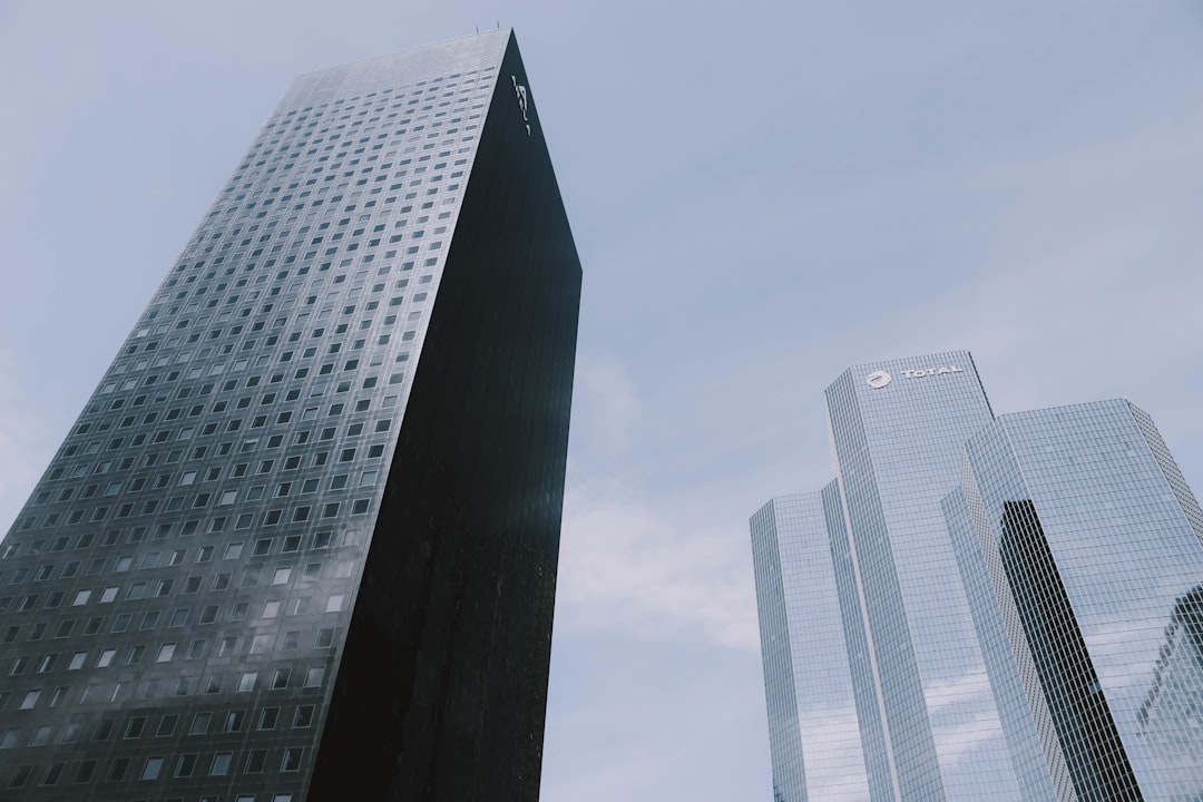découvrez le rôle crucial des actionnaires dans la gouvernance d'entreprise. apprenez comment leur influence façonne les décisions stratégiques et impacte la performance des sociétés. explorez les droits, responsabilités et implications de la détention d'actions.