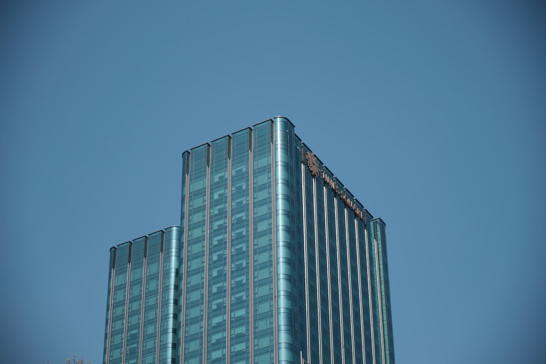 découvrez tout ce qu'il faut savoir sur le terme 'actionnaire', son rôle et son importance dans la gouvernance d'entreprise, ainsi que les droits et responsabilités qui en découlent.