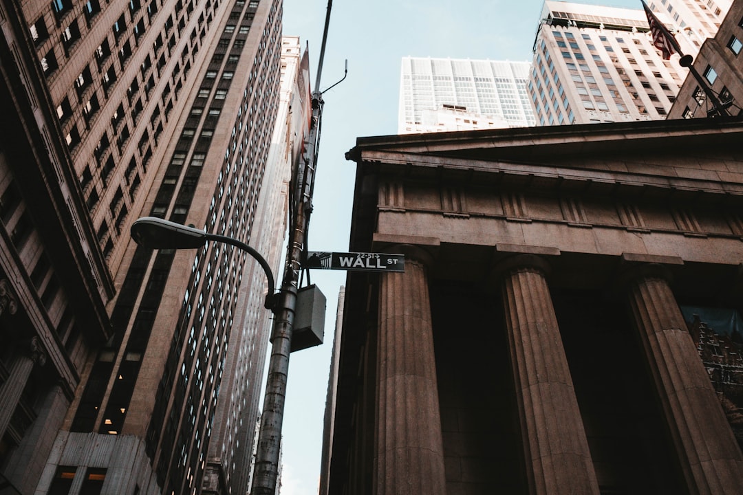 découvrez comment le capital social influence les dynamiques communautaires, renforce les relations interpersonnelles et favorise la coopération au sein des sociétés. explorez les enjeux économiques et sociaux de cette ressource précieuse.