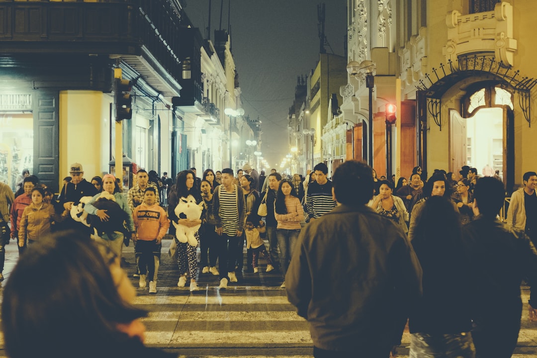 découvrez le concept de capital social, ses enjeux et son impact sur les interactions humaines, le développement communautaire et la croissance économique. apprenez comment renforcer vos relations et favoriser la coopération pour un monde plus connecté.