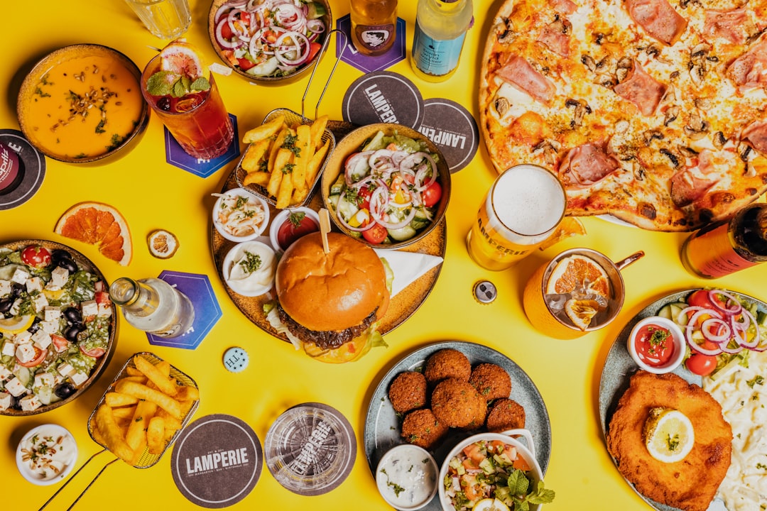 découvrez notre soup bar, un véritable havre pour les amateurs de soupes savoureuses et réconfortantes. profitez d'une variété de recettes préparées à partir d'ingrédients frais et locaux, dans une ambiance chaleureuse. que vous préfériez une soupe classique ou une création originale, notre menu saura satisfaire toutes vos envies. réchauffez-vous avec nos plats du jour, accompagnés de délicieux pains artisanaux.
