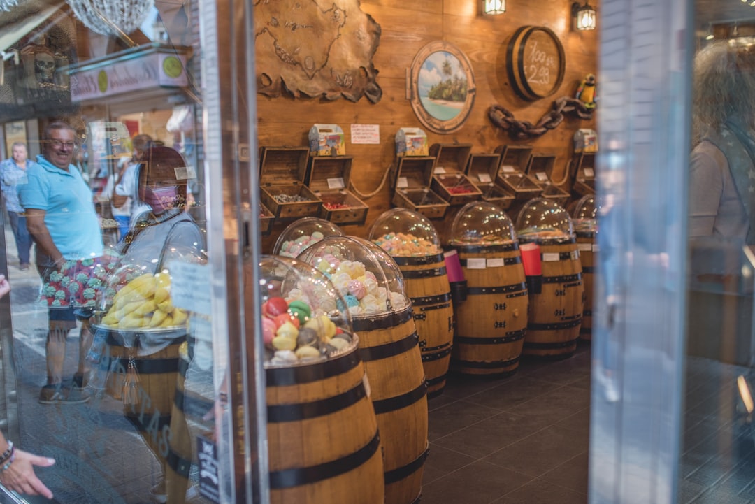 découvrez notre boutique de souvenirs, un lieu unique où les souvenirs de votre voyage prennent vie. choisissez parmi une sélection exclusive d'articles artisanaux, de cadeaux originaux et de souvenirs emblématiques qui évoquent des moments inoubliables.  trouvez le cadeau parfait pour vous ou vos proches !