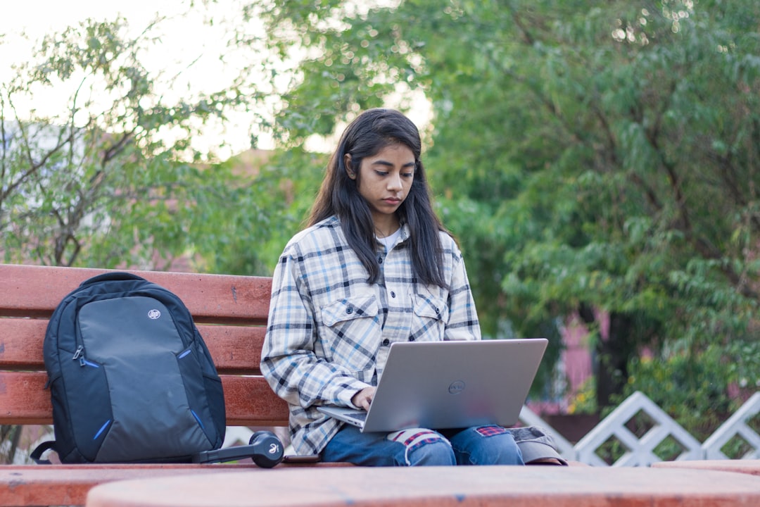 découvrez le statut d'étudiant-entrepreneur : un cadre unique qui vous permet de concilier études et projets entrepreneuriaux. profitez d'accompagnement, de ressources et d'un réseau pour développer votre entreprise tout en poursuivant votre formation.