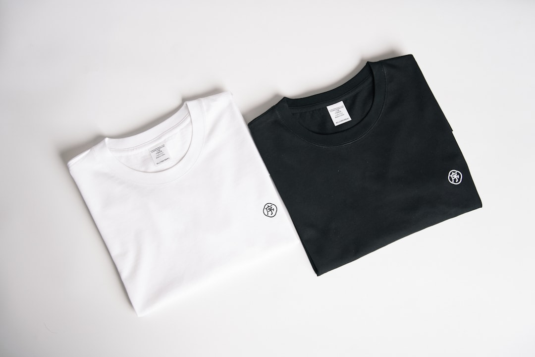 découvrez comment créer votre propre marque de t-shirts avec notre guide complet. apprenez les étapes essentielles pour concevoir, produire et commercialiser des t-shirts uniques qui reflètent votre style et attirent vos clients.
