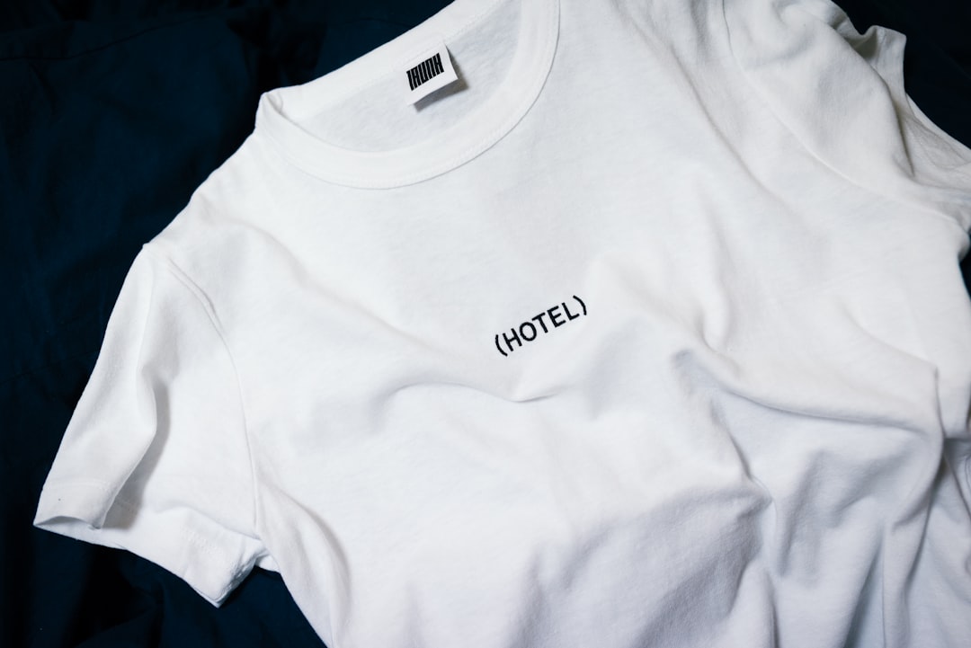 découvrez comment créer votre propre marque de t-shirts avec nos conseils pratiques. apprenez à concevoir des designs uniques, choisir les bons matériaux et développer une stratégie marketing efficace pour réussir dans l'industrie de la mode.