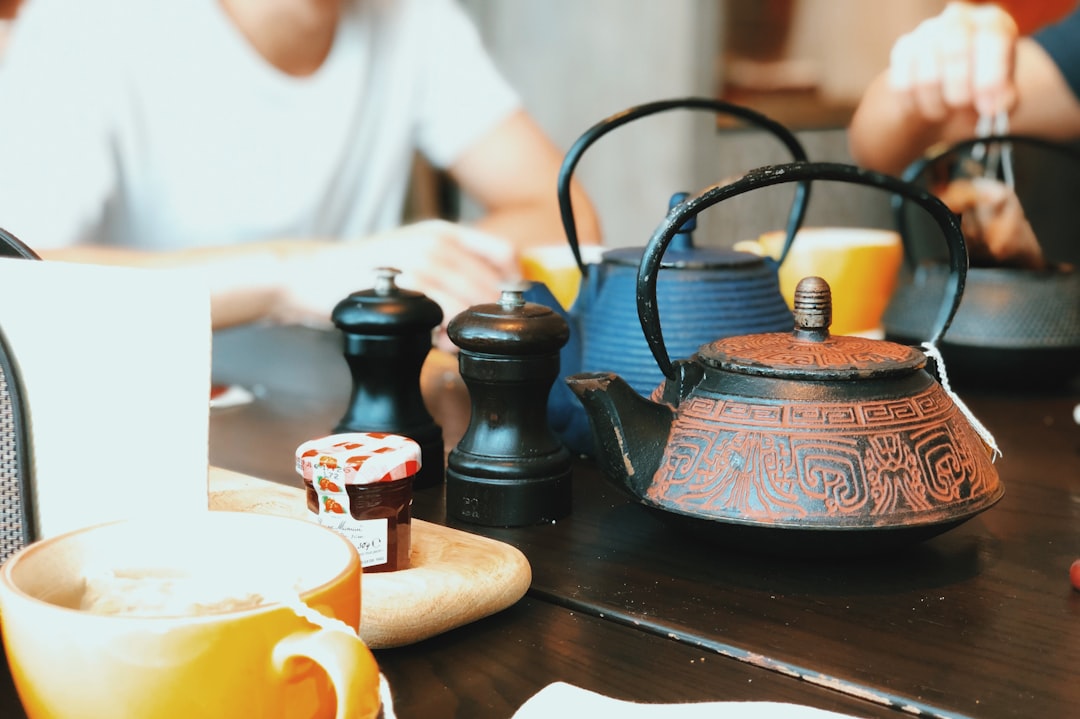 découvrez un havre de paix au cœur de notre salon de thé, où des infusions de qualité supérieure et des douceurs maison vous attendent. profitez d'un moment de détente unique dans une atmosphère chaleureuse et conviviale.