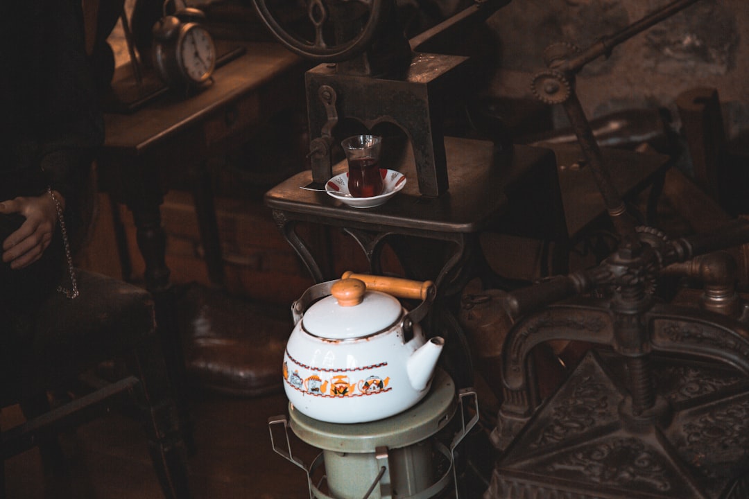 découvrez notre salon de thé, un havre de paix où vous pourrez savourer une sélection exceptionnelle de thés raffinés tout en vous relaxant dans une ambiance chaleureuse et conviviale. que vous soyez amateur de thé ou novice, notre équipe est là pour vous guider dans votre expérience gustative.