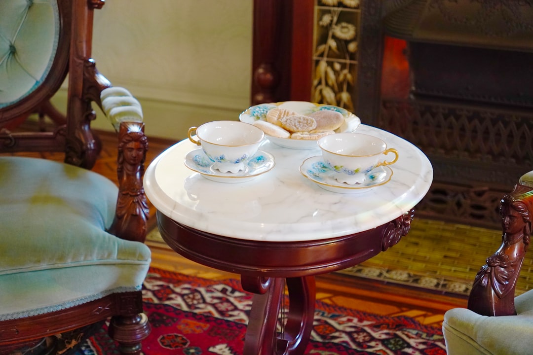 découvrez notre salon de thé, un espace accueillant où vous pourrez savourer des thés de qualité, accompagné de délicieuses pâtisseries. profitez d'un moment de détente en solo ou entre amis dans une ambiance chaleureuse.