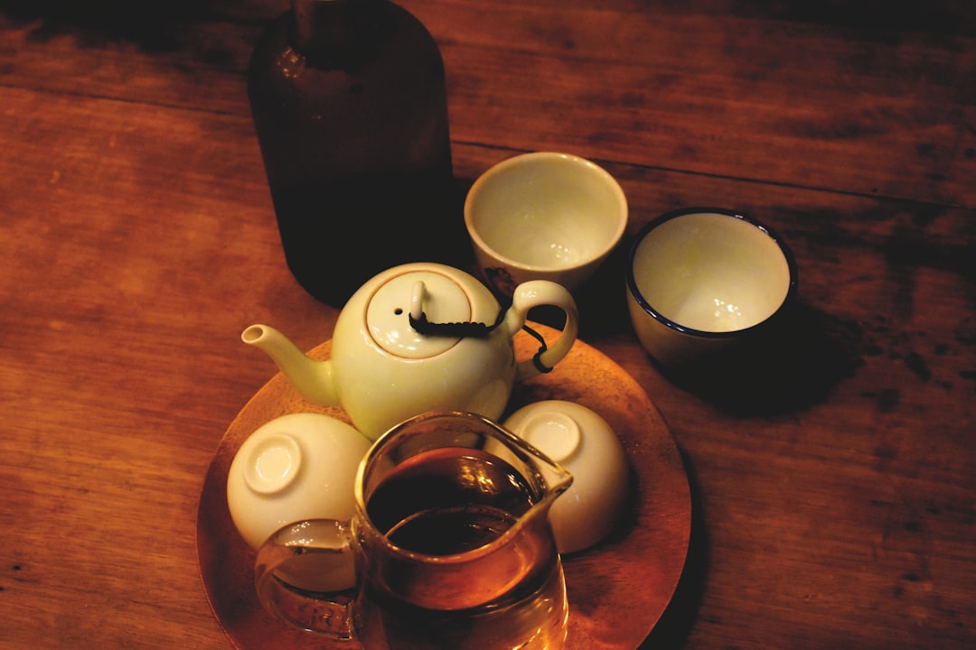 découvrez un oasis de sérénité au cœur de notre salon de thé, où des mélanges raffinés et des atmosphères cosy vous invitent à savourer chaque gorgée. que vous soyez amateur de thés classiques ou curieux de nouvelles saveurs, notre sélection variée et notre accueil chaleureux vous promettent une expérience inoubliable.