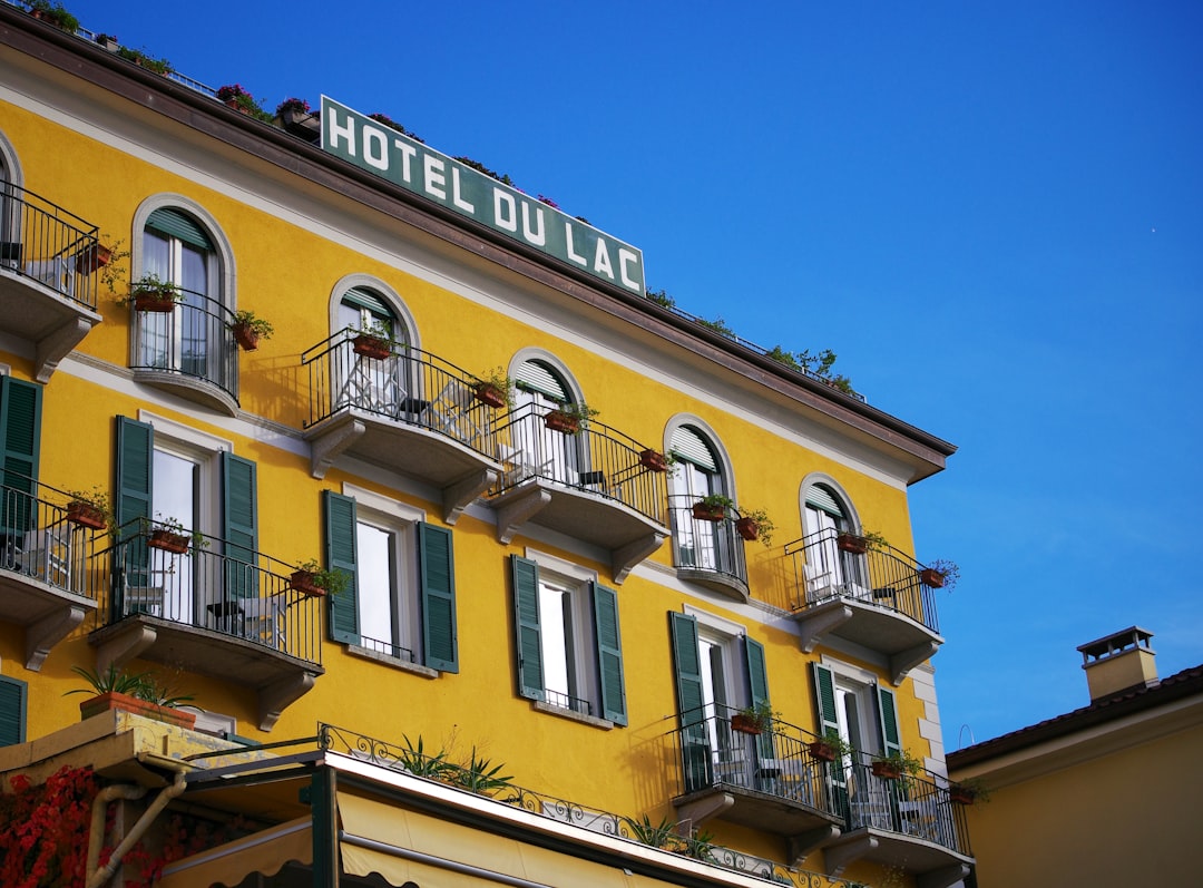 découvrez des hébergements touristiques variés adaptés à tous les budgets et préférences. que vous recherchiez un charmant hôtel, un agréable gîte ou une location de vacances unique, trouvez le logement parfait pour profiter de votre séjour.